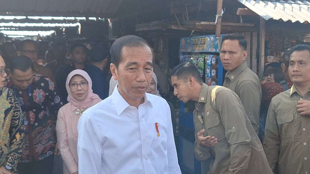 Presiden Joko Widodo sesaat setelah memeriksa harga bahan-bahan pokok di Pasar Dukuh Kupang, Surabaya, Jumat 20 September 2024. (Foto: Julianus Palermo/Ngopibareng.id)