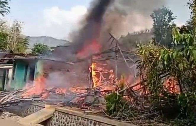 Empat rumah warga bertetangga di Desa Selomukti, Kecamatan Mlandingan Situbondo dilalap api. (Foto: BPBD Situbondo)