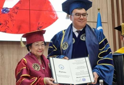 Megawati Soekarnoputri mendapatkan gelar profesor kehormatan dari Silk Road International University of Tourism and Cultural Heritage (IUTCH) di Samarkand, Uzbekistan, Sabtu 21 September 2024. (Foto: Istimewa)