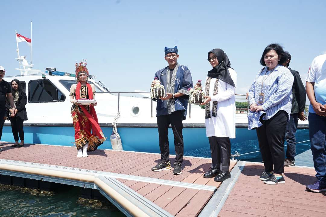 Menparekraf Sandiaga Uno bersama Bupati Banyuwangi Ipuk Fiestiandani meresmikan kapal cepat rute Marina Boom Banyuwangi dan pantai Lovina, Buleleng, Bali (foto : Humas Pemkab Banyuwangi)