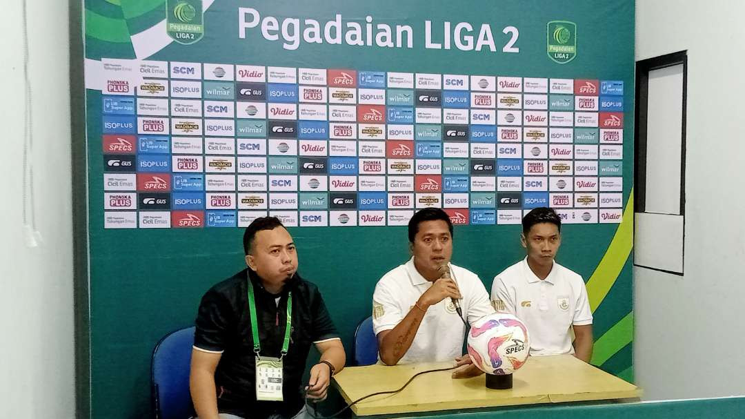 Pelatih Gresik United, Stefan Keeltjes (tengah) didampingi oleh salah satu pemainnya, saat konferensi pers, Sabtu 21 September 2024. (Foto: Khoirul Huda/Ngopibareng.id)