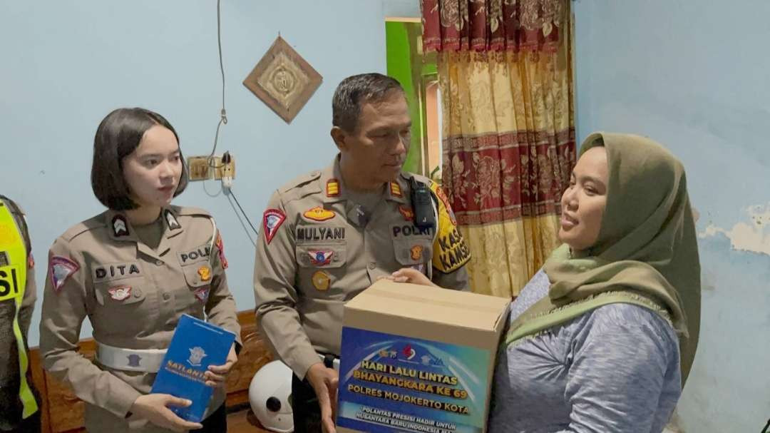 AKP Mulyani berikan bantuan kepada keluarga Oktavia penderita kanker di Kota Mojokerto.(Foto: Deni Lukmantara/Ngopibareng.id)