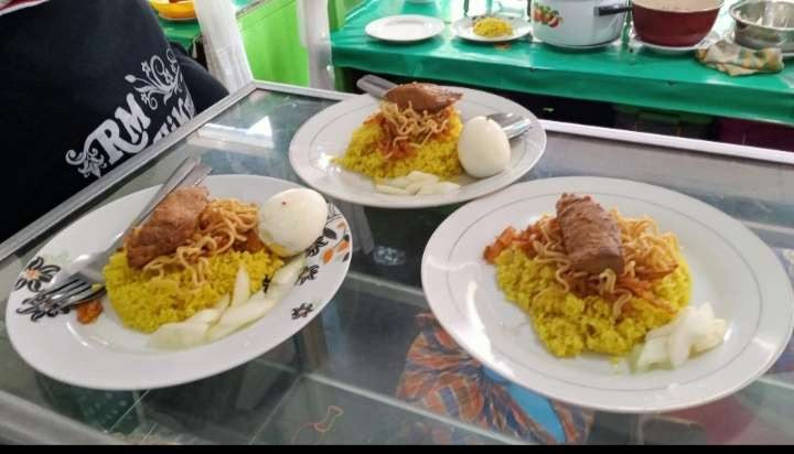 Nasi kuning legendaris dan lontong sayur RM Al Hikmah Ternate, langganan psra pejabat ( foto; Asmanu Sudarso/ngopibareng.id))