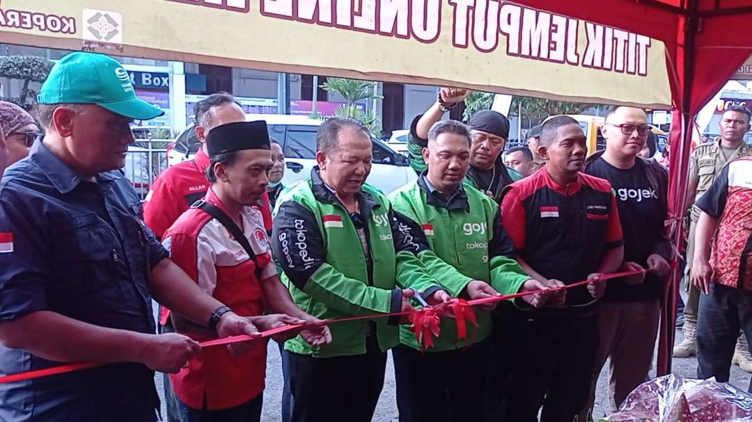 Bupati Jember Hendy Siswanto memakai jaket Gojek, saat meresmikan titik jemput bersama di Stasiun Jember. (Foto: Rusdi/Ngopibareng.id)