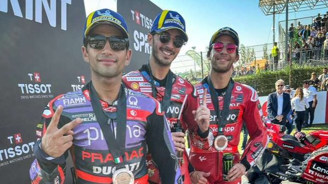 Francesco 'Pecco' Bagnaia (tengah) juara sprint race MotoGP Emilia Romagna, Sabtu 21 September 2024. (Foto: X MotoGP)