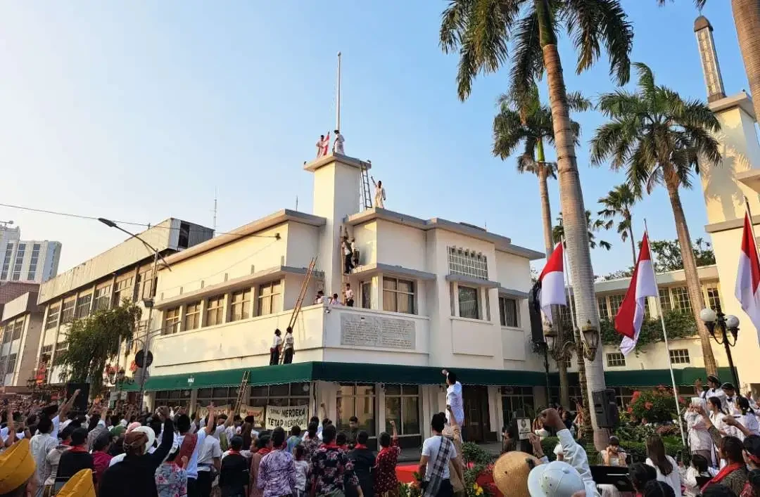 Acara teatrikal perobekan bendera Belanda yang berlangsung di Hotel Majapahit, Surabaya, Minggu 17 September 2023. (Foto: Dokumentasi Ngopibareng.id)