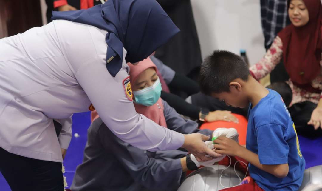 Salah satu anak berkebutuhan khusus tengah diterapi di Rumah Terapi Latih Adikku, milik Pemkab Ponorogo.(Foto: dok. Kominfo)