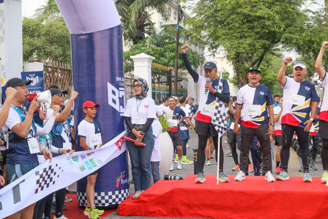 Sekretaris Daerah (Sekda) Provinsi Jateng, Sumarno melepas peserta Fun Run Bank Jateng Runners 5th Anniversary, di halaman Kantor Pusat Bank Jateng, Kota Semarang, Minggu, 22 September 2024. (Foto: Humas Pemprov Jateng)