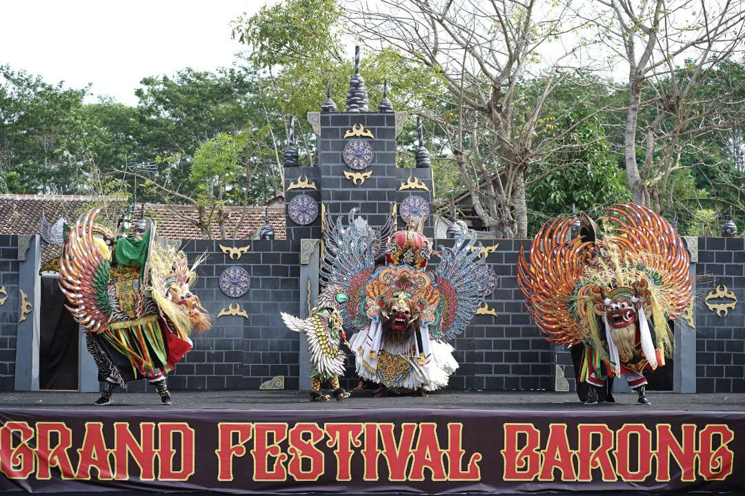 Festival Barong Kumbo menampilkan aneka jenis barong yang ada di Banyuwangi (Foto : Humas Pemkab Banyuwangi)