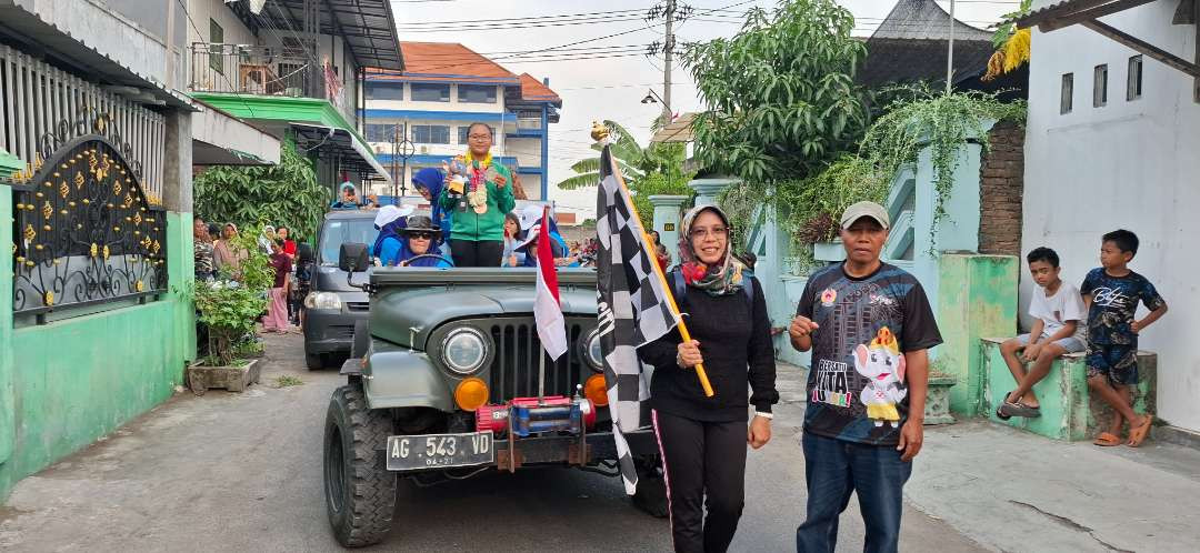 Ayu Fitriani tidak menyangka bakal mendapat sambutan luar biasa dari warga Lingkungan Bence Kelurahan Pakunden Kecamatan Pesantren.(Foto: Fendi Lesmana/Ngopibareng.id)