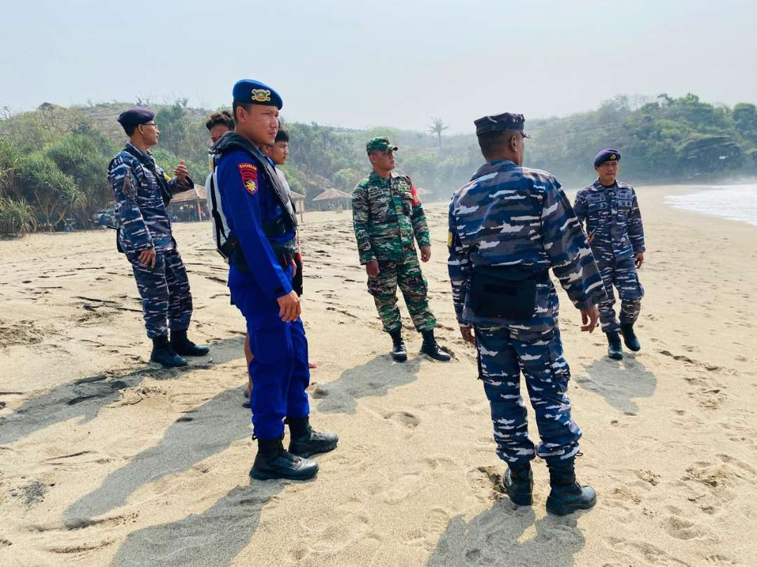 Dua pelajar tersapu ombak saat mandi di Pantai Serit, Desa Serang, Kecamatan Panggungrejo, Kabupaten Blitar, Minggu pagi 22 September 2024. (Foto: Choirul Anam/Ngopibareng.id)