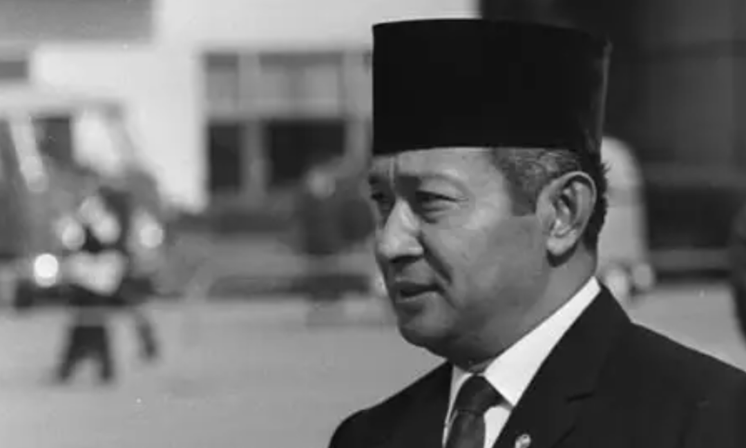 Pemerintah menetapkan 30 September sebagai Hari Peringatan Pemberontakan G30S PKI. Soeharto kala itu berperan sebagai Panglima Angkatan Darat. (Foto: Umsu)