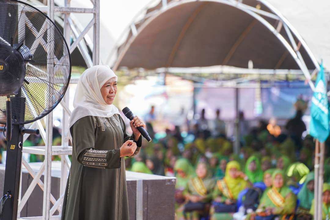 Ketua Umum PP Muslimat NU yang juga Gubernur Jawa Timur periode 2019-2024 Khofifah Indar Parawansa meluncurkan Maskot IPNU IPPNU dan Kick Off Hari Santri Nasional (HSN) di Lapangan Pegantenan, Kabupaten Pamekasan, Minggu 22 September 2024. (Foto: Istimewa)