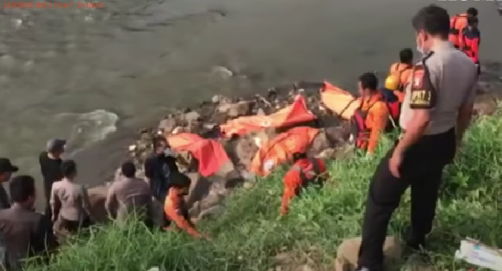 Temuan tujuh mayat di Kali Bekasi pada Sabtu 21 September 2024. (Foto: tangkapan layar kompas.com)