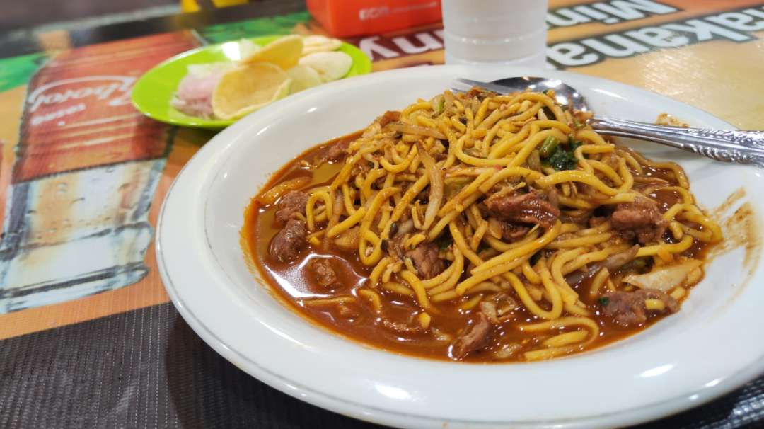 Seporsi Mie Aceh daging dengan cita rasa yang nikmat. (Foto: Fariz Yarbo/Ngopibareng.id)