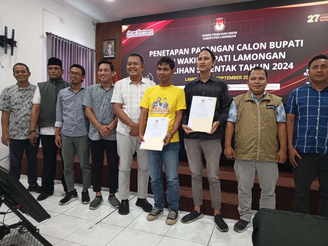 Penyerahan  surat keterangan penetapan pasangan calon peserta Pilkada Lamongan 2024 (Foto : Imron Rosidi/ngopibareng.id)