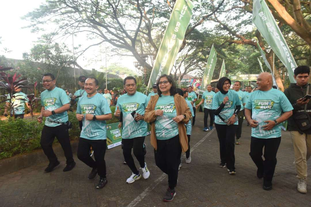 Pj Walikota Kediri Zanariah bersama Kapusdokkes Polri Irjen Pol Asep Hendradiana, Kepala RS Bhayangkara Kombes Pol Agung Hadi dan Forkopimda memberangkatkan RS Bhayangkara Fun Run 2024 Minggu 22 September 2024. (Foto: istimewa)