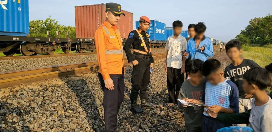 PT KAI sosialisasi lagi ke anak-anak dan warga sekitar rel kereta api, terutama area bekas kecelakaan maut, Minggu 22 September 2024. (Foto: X PT KAI)