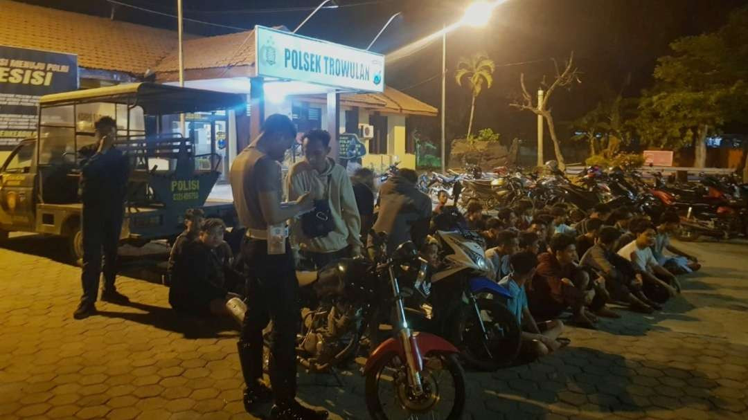 Puluhan pelaku balap liar diamankan di Mapolsek Trowulan.(Foto Istimewa)