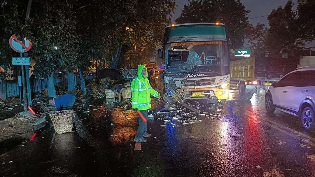 Posisi bus dan dua mobil pikap dengan muatan ikan yang berserakan di jalan raya. (Foto: Istimewa)