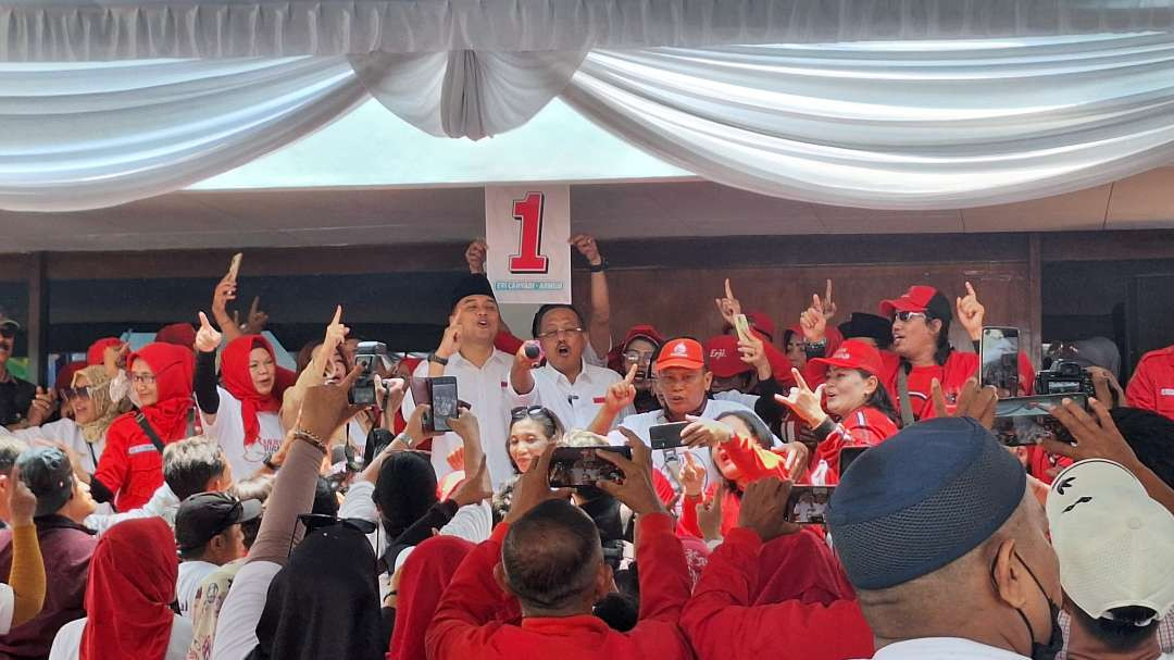 Pasangan petahana Eri Cahyadi-Armuji saat acara peresmian Rumah Pemenangan Eri-Armuji di Jalan Kartini, Surabaya, Senin 23 September 2024. (Foto: Julianus Palermo/Ngopibareng.id)