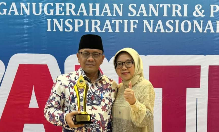 Hasan Chabibie mendapatkan penghargaann santri inspiratif bidang kepemimpinan dalam pemerintahan daerah. (Foto: munawir for ngopibareng.id)