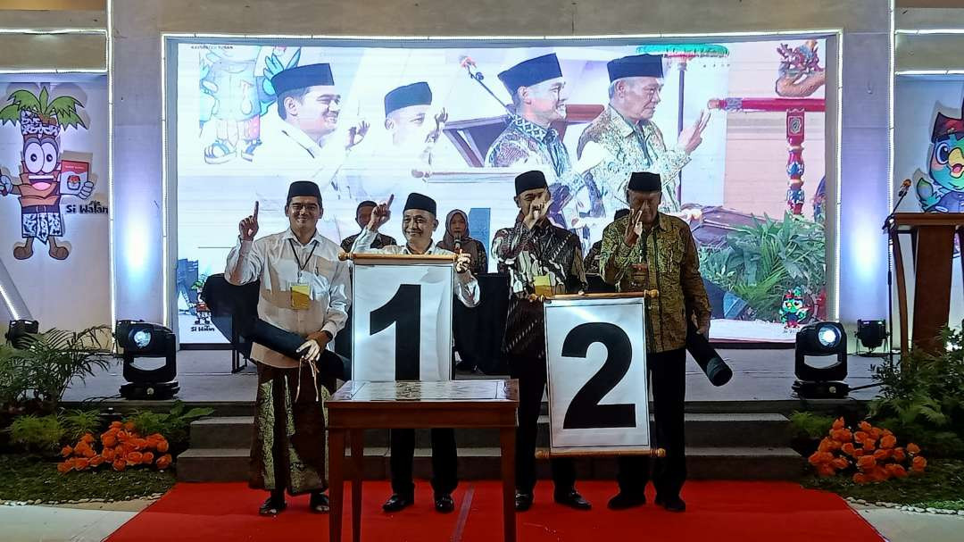 Dua pasangan calon Bupati dan Wakil Bupati Tuban menunjukkan nomor urut yang didapatkan saat pengundian (Foto: Khoirul Huda/Ngopibareng.id)