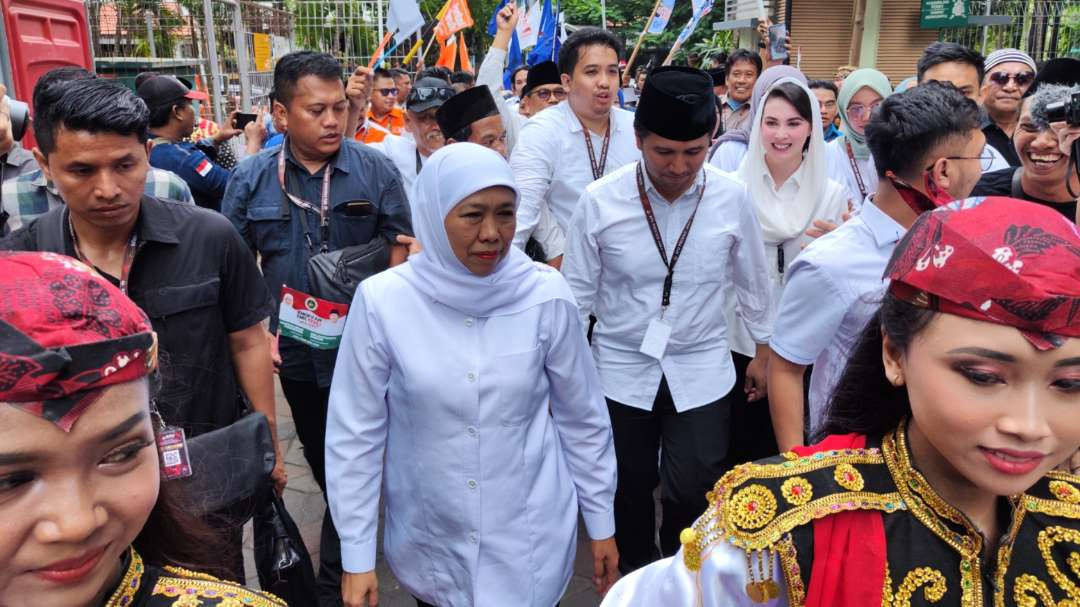 Pasangan Khofifah-Emil saat tiba di lokasi pengundian nomor di Surabaya, Senin 23 September 2024. (Foto: Fariz Yarbo/Ngopibareng.id)