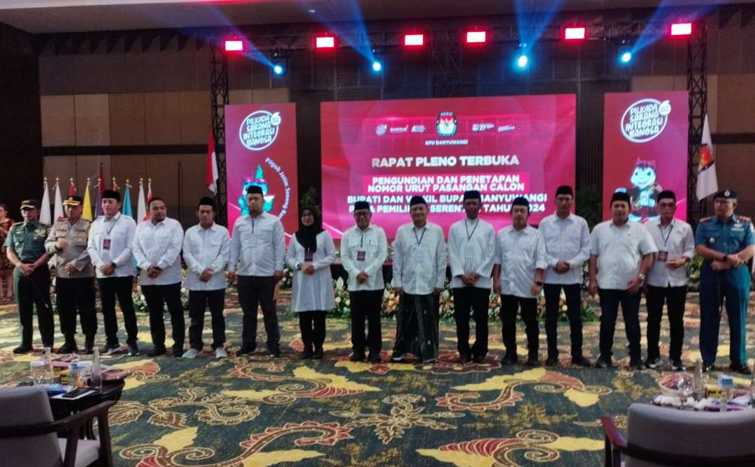 Kedua paslon berfoto bersama usai pengundian nomor urut (Foto: Muh Hujaini/Ngopibareng.id)