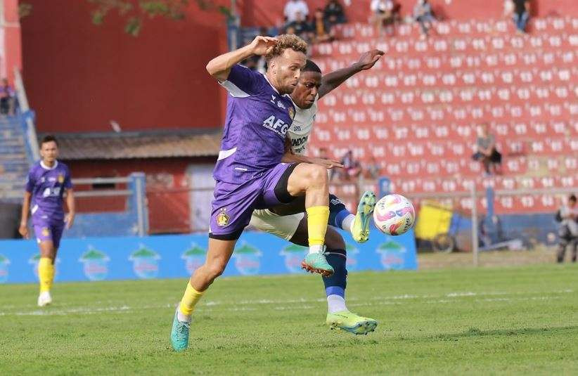 Pemain Persik Kediri saat berebut bola. (Foto: ligaindonesiabaru.com)