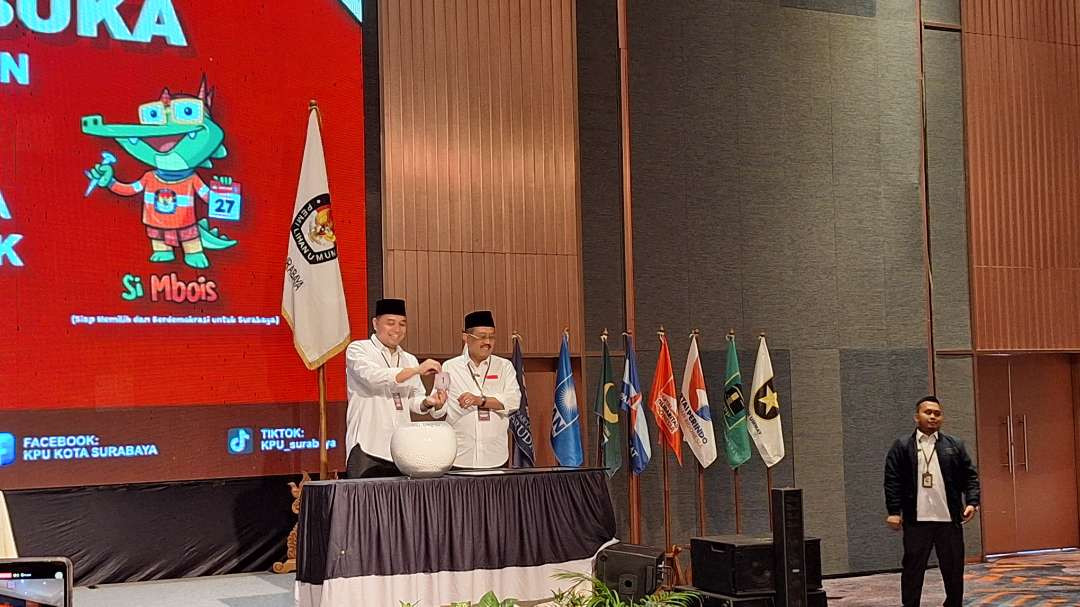 Pasangan Calon Walikota dan Wakil Walikota Surabaya Eri Cahyadi-Armuji saat mendapat nomor urut 1, saat rapat pleno pengundian dan penetapan nomor urut paslon Pilwali Surabaya 2024, Senin 23 September 2024. (Foto: Julianus Palermo/Ngopibareng.id)