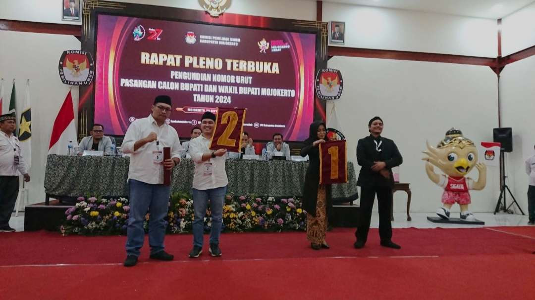 Pengundian nomor urut paslon pilkada Mojokerto.(Foto: Deni Lukmantara/Ngopibareng.id)