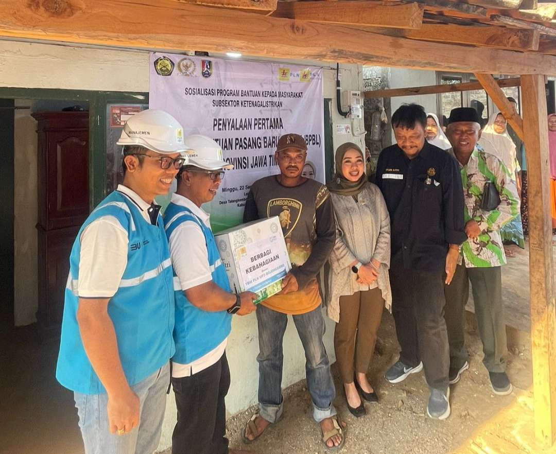 Anggota Komisi VII DPR RI bersama Kementerian ESDM RI dan PLN secara simbolis menyerahkan program Bantuan Pasang Baru Listrik (Foto: Khoirul Huda/Ngopibareng.id)