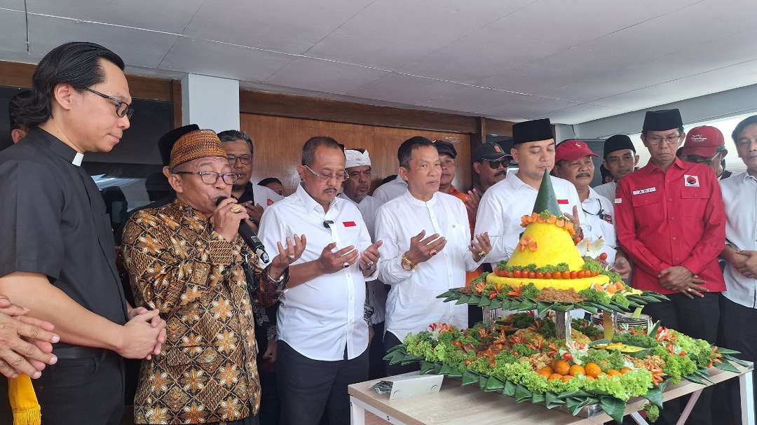 Calon Walikota dan Wakil Walikota Surabaya petahana Eri Cahyadi dan Armuji saat mengadakan syukuran peresmian posko pemenangan bertempat di Jalan Kartini, Surabaya, Senin 23 September 2024. (Foto: Julianus Palermo/Ngopibareng.id)