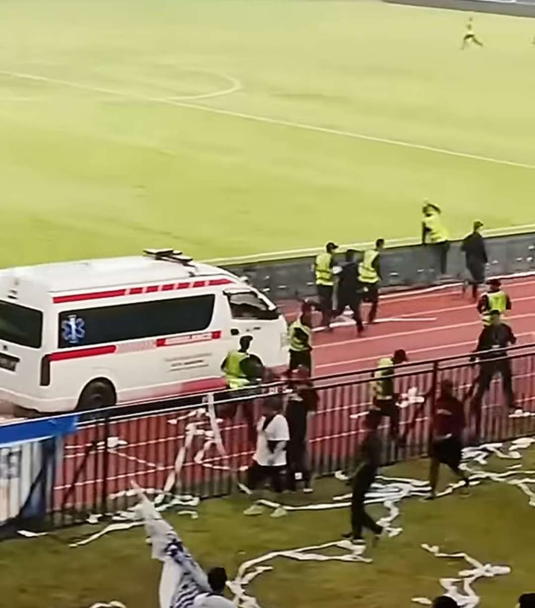 Steward Persib lari tunggang langgang dikejar oknum suporter yang menerobos ke dalam lapangan. (Foto: Istimewa)