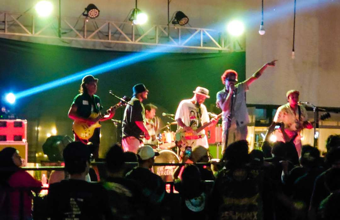 The Sukudalu, band indie asal Sidoarjo saat beraksi diatas panggung (Foto : Aini/Ngopibareng.id)