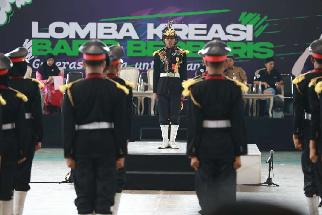 Lomba kreasi baris berbaris yang digelar di GOR Tawangalun Banyuwangi (foto: Humas Pemkab Banyuwangi)