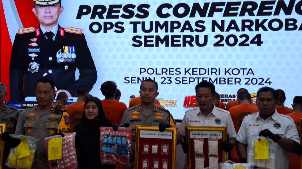 Tumpas Narkoba Semeru 2024, Polres Kediri Kota amankan 14 pengedar serta ratusan gram shabu.  (Foto: Fendi Lesmana/Ngopibareng.id)