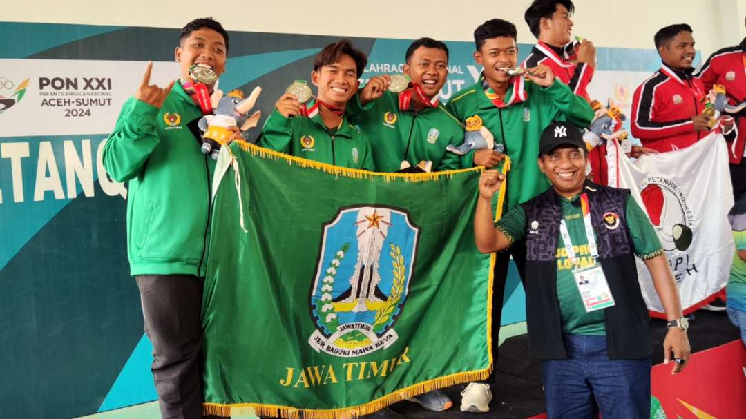 Rektor Unesa, Prof Nurhasan bersama peraih medali pada cabor petanque di PON XXI 2024 Aceh-Sumut. (Foto: Fariz Yarbo/Ngopibareng.id)