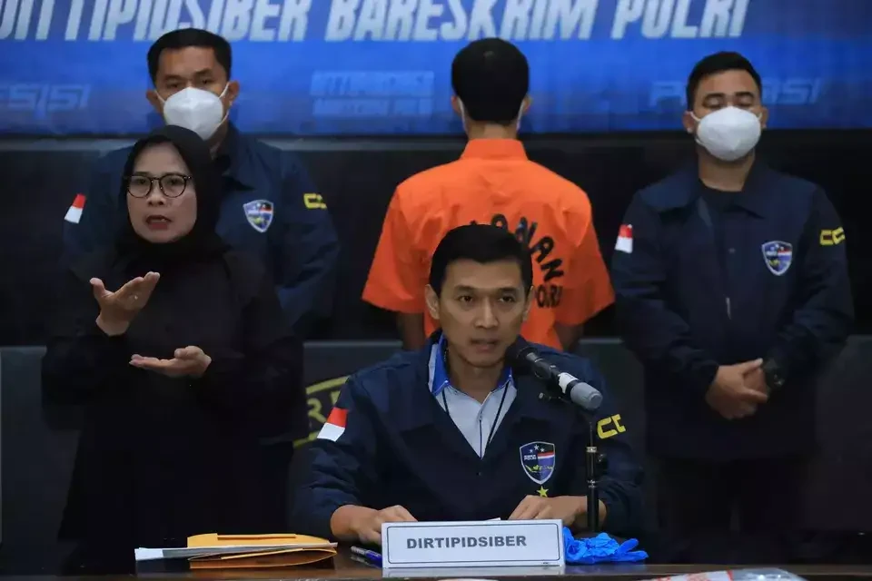 Guru honorer di Banyuwangi bernama Barik Abdul Ghofur, 25 tahun, membobol situs Badan Kepegawaian Nasional (BKN) dan meraup keuntungan Rp121 juta. (Foto: Ant)