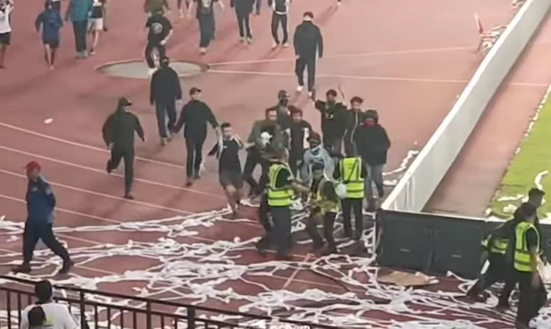 Oknum Bobotoh vs steward usai laga Persib Bandung melawan Persija Jakarta, Senin 23 September 2024. (Foto: Tangkapan layar)