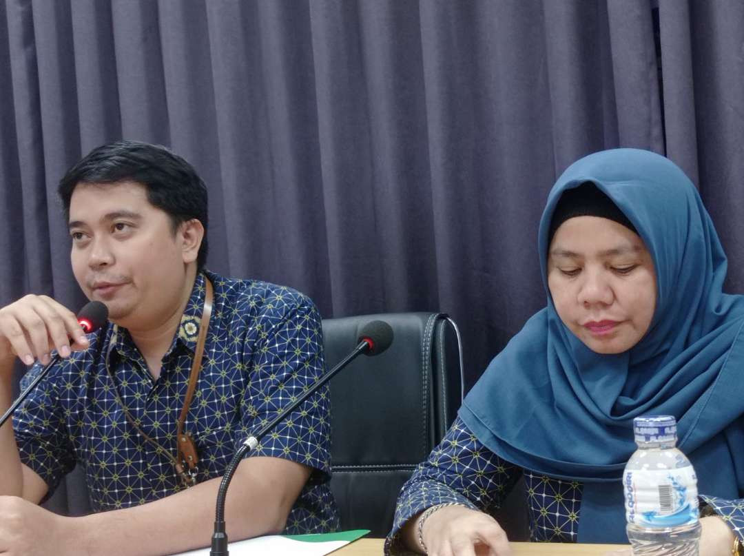 Kabid SDM, Umum dan Komunikasi BPJS Kesehatan Jember Fuad Manar (kiri) dan Kepala Cabang BPJS Kesehatan Jember Yessi Novita. (Foto: Rusdi/Ngopibareng.id)