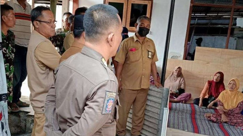 Jajaran Kelurahan Tisnonegaran, Kecamatan Kanigaran, Kota Probolinggo mendatangi rumah Nanik Sumiati, yang kosong ditinggal kabur. (Foto: Ikhsan Mahmudi/Ngopibareng.id)