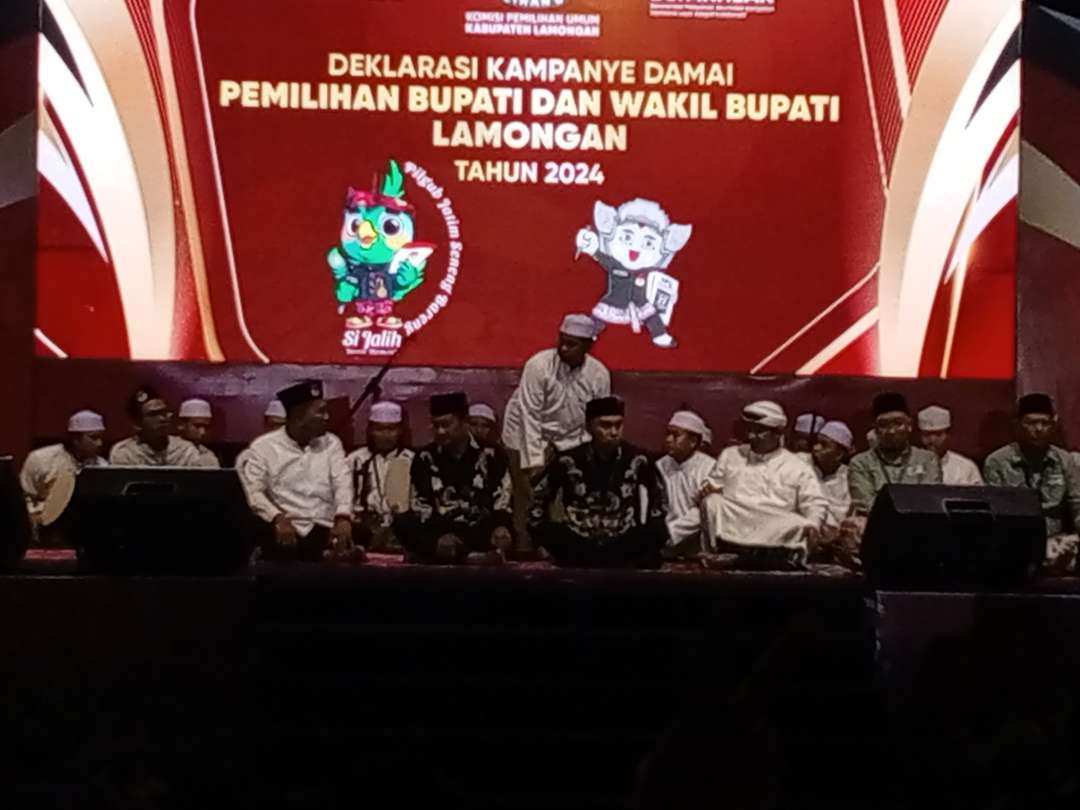 Dekorasi damai paslon Bupati dan Wakil Bupati Lamongan duduk bersama salawatan. (Foto: Imron Rosidi/Ngopibareng.id)