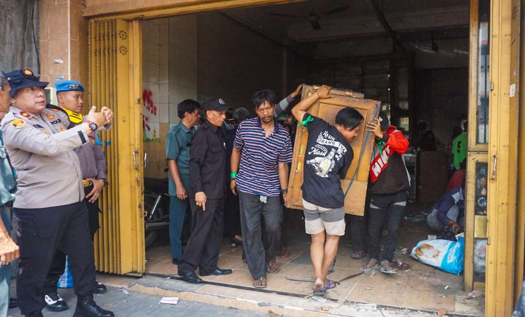 Proses eksekusi rumah di Sidoarjo diwarnai kericuhan. (Foto: Aini Arifin/Ngopibareng.id)