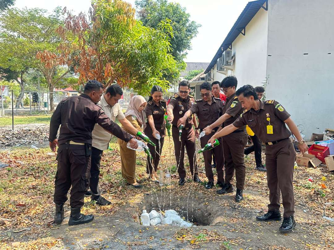 Pemusnahan barang bukti minuman keras yang dilakukan Kejari Banyuwangi (foto: istimewa)