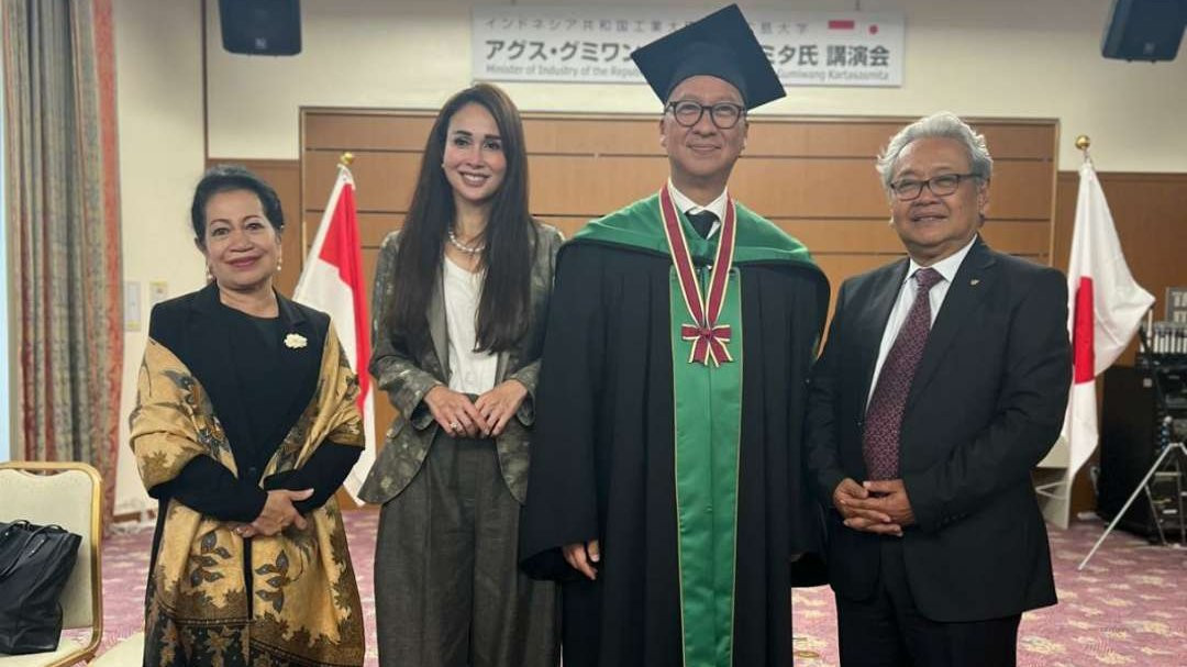 Menteri Perindustrian RI Agus Gumiwang Kartasasmita menerima gelar doktor kehormatan dari Universitas Hiroshima. (Foto: KBRI Tokyo)