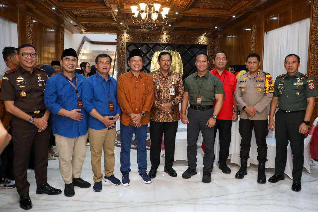 Pj Gubernur Jawa Tengah Nana Sudjana, bersama Calon Gubernur dan Wakil Gubernur Nomor Urut 1 Andika Perkasa-Hendrar Prihadi dan pasangan Calon Gubernur dan Wakil Gubernur Nomor Urut 2 Ahmad Luthfi-Taj Yasin Maimoen di halaman Kantor KPU Jateng pada Selasa, 24 September 2024.(Foto: Istimewa)