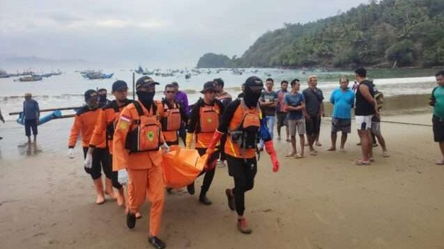 Evakuasi jasad nelayan yang hilang saat mencari kerang oleh Tim Sar Gabungan. (Foto: BPBD Trenggalek)