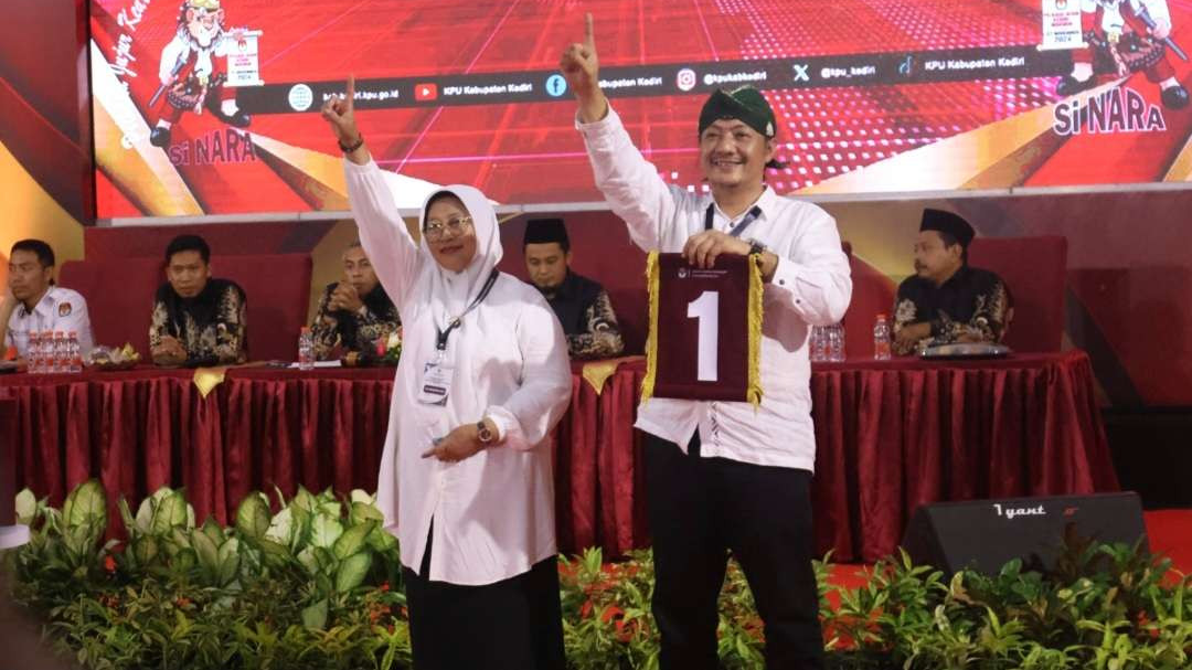 Pasangan Deny Widyanarko-Mudawamah maknai nomor urut 1 sebagai sinyal kemenangan di Pilkada Kediri 2024. (Foto: Fendi Lesmana/Ngopibareng.id)